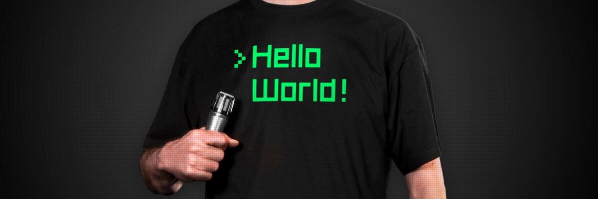 Ein schwarzes T-Shirt mit der Aufschrift "Hello, World!"